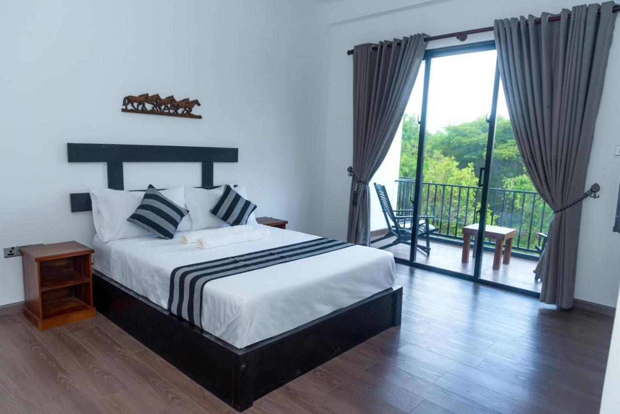 Black Mustang Hotel دامبولا المظهر الخارجي الصورة