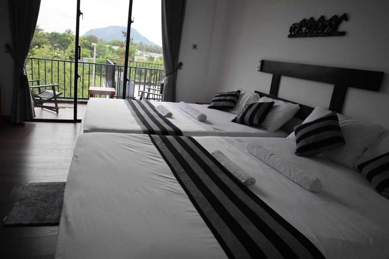 Black Mustang Hotel دامبولا المظهر الخارجي الصورة