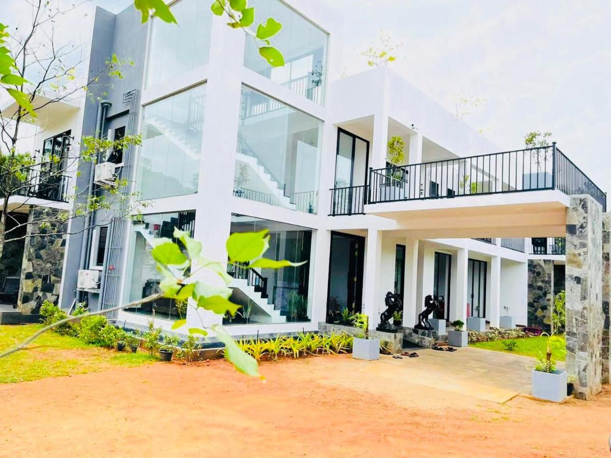 Black Mustang Hotel دامبولا المظهر الخارجي الصورة